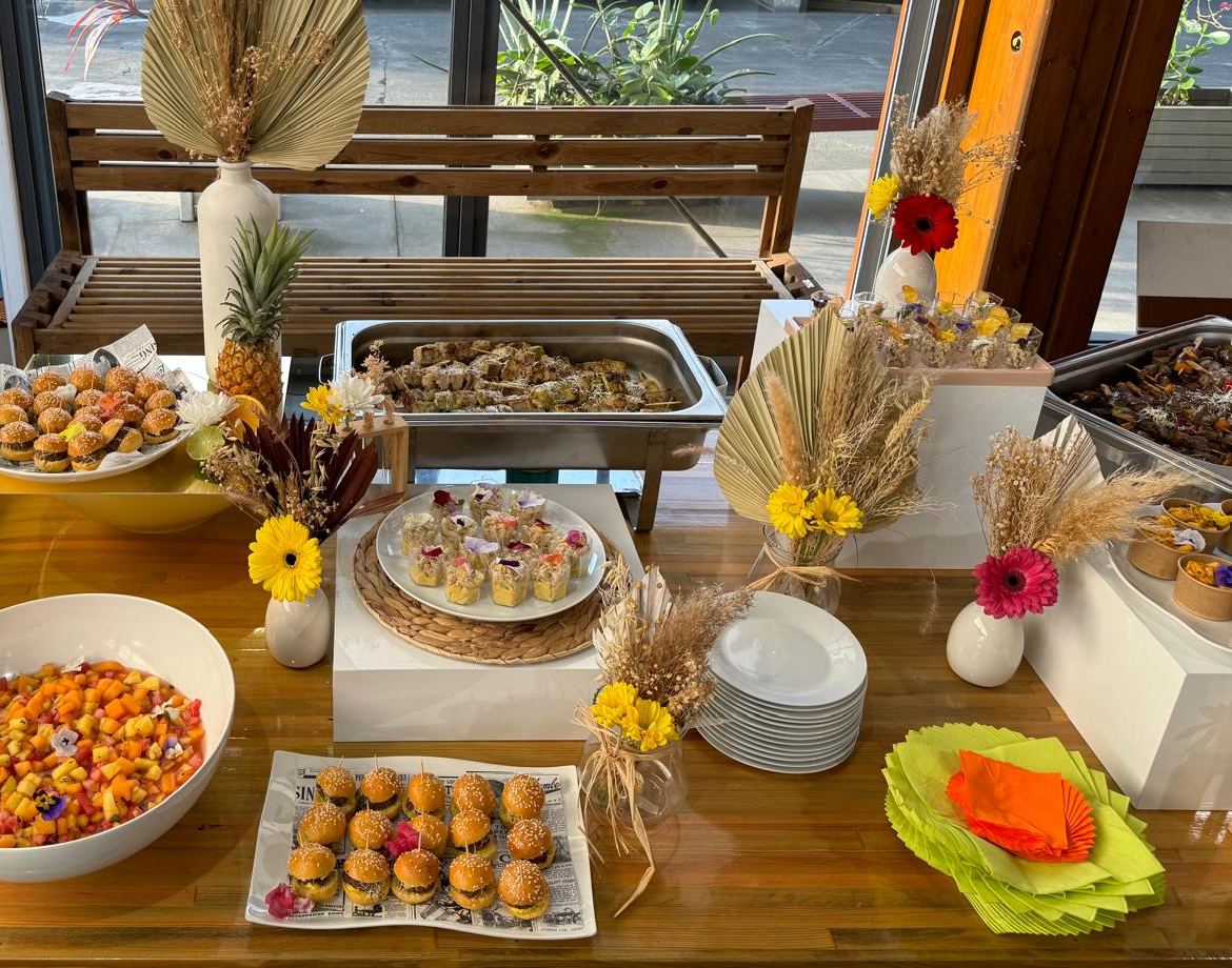Buffet de réception avec chafing dish de brochettes, mini-burgers et salade de fruits