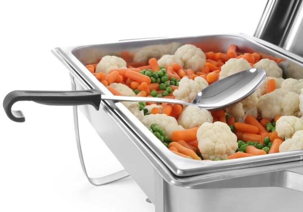 Service au buffet dans un chafing dish avec une cuillère